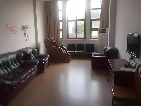 姜文被困在一个什么东西里